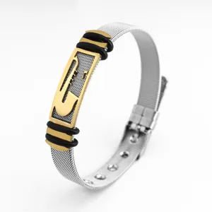Pulsera de malla de acero inoxidable para hombre con detalle dorado y anillos de goma negra.
