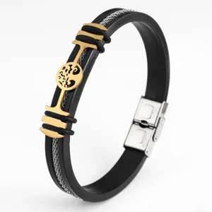 Gedetailleerde close-up van roestvrijstalen en zwarte siliconen armband met goud.