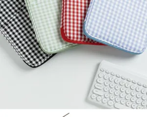 Housse tablette iPad motif carreaux style Coreen 13 pouces sacoche ordinateur portable chic.