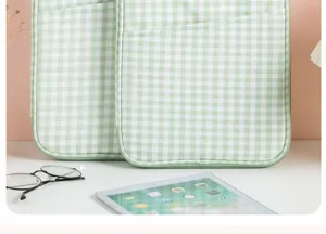 Housse de tablette à carreaux verts avec motif vichy, fermeture éclair et poche.