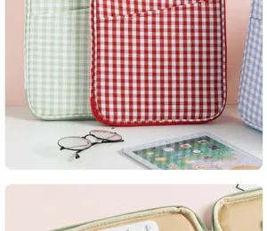 Vue détaillée de la housse de tablette iPad à carreaux et sac de rangement MacBook avec fermeture.