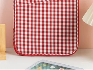 Détail de la housse de tablette à carreaux rouge et blanc, pochette zippée pour ordinateur.