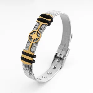 Brazalete de malla de acero inoxidable para hombre con detalle de brújula dorada y aros de goma.