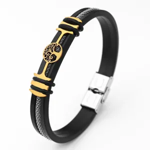 Gedetailleerd shot van heren zwarte siliconen roestvrijstalen armband met boommotief.
