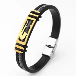 Gedetailleerde weergave van de zwarte siliconen roestvrijstalen herenarmband met goud.