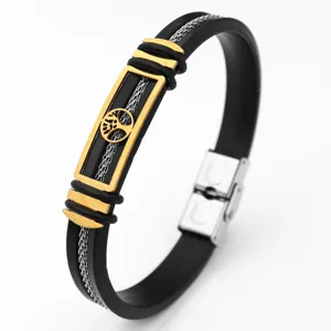 Roestvrij staal siliconen armband detail, zwart ontwerp met gouden boom motief.