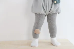 Gefütterte Baby Leggings mit süßem Knie-Patch, bequeme Strick-Kleinkinderstrumpfhose.