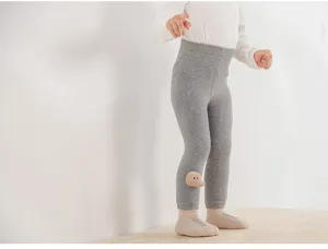 Verdickte Kleinkind Leggings in Grau mit süßem 3D Cartoon Kniefleck für Herbst und Winter.