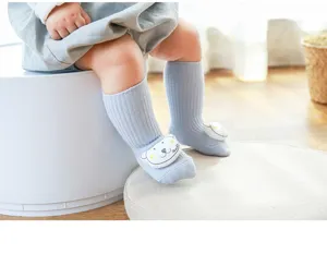 Süße Babysocken mit niedlichen 3D Bärchen, weiche Baumwolle für Kleinkinder und Babys.