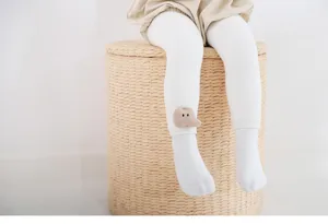 Detailansicht dicker Babystumpfhosen mit süßem 3D-Cartoon-Aufnäher für den gemütlichen Winter.