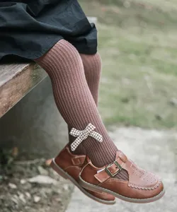 Collants côtelés marron pour enfants avec nœud à carreaux, vue détaillée en coton.