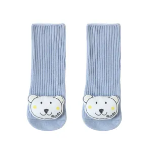 Süße Babysocken mit 3D-Bärenpuppe, hellblaue gerippte Mittelsocken für Kleinkinder.
