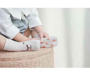 Detailansicht grauer Baby Anti-Rutsch Socken mit süßem Bärengesicht und Herzgriffen.