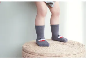 Kinder Baumwolle Socken mit niedlichem Cartoon Design, weiche bequeme Socken fuer Babys.