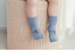 Bequeme Babysocken aus gekämmter Baumwolle mit niedlichem Design für herbstliche Tage.