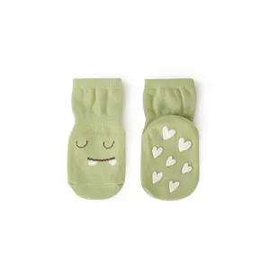 Grüne Baby Antirutsch Laufsocken mit Herzgriffen, süße gekämmte Baumwoll Babysöckchen.