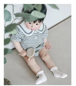 Detailansicht atmungsaktiver Neugeborenen Babysocken aus Netzstoff mit Spitze für den Sommer.