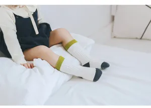 Thickened baby anti-slip socks detail, cozy knit style, soft texture, perfect for infant daily wear.
