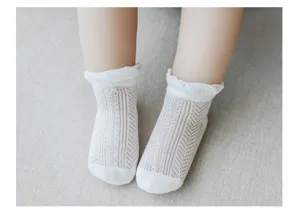 Sommer atmungsaktive Baby Netz Socken Nahaufnahme, weiße feine Kinder Socken Detailansicht.