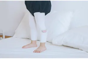 Vue détail de leggings côtelés en coton pour bébé avec patch genou, doux et confortable.