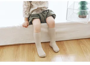 Kinder einfarbige gerippte High-Tube Socken Detail, weiche Baumwoll Socken für den Herbst.