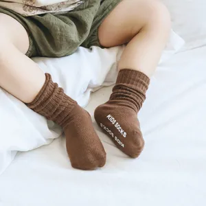 Gemütliche braune Babysocken mit Anti-Rutsch-Noppen, weiche Baumwoll-Kleinkindersocken.