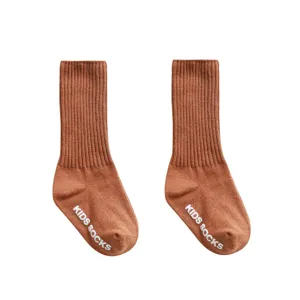 Bequeme einfarbige gerippte Kindersocken mit rutschfester Sohle für den Herbstalltag.