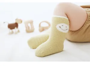 Kleinkind Flauschsocken Detailansicht mit dickem Plüsch und süßem Smiley-Gesicht-Muster.