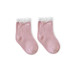 Schattige roze babysokken voor kleine meisjes met een mooie geplooide rand en strikje.