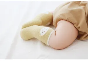 Gemütliche verdickte Babysocken mit süßem Lächeln, weiche warme Kleinkind-Füßlinge für den Winter.