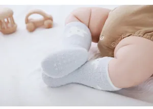 Nahaufnahme weicher Babysocken aus Plüsch mit Anti-Rutsch-Sohle für warme Wintertage.