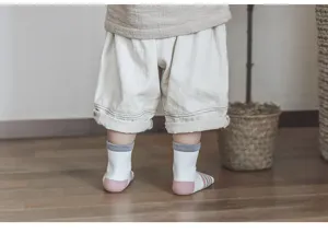 Baby sokken detailweergave, zacht gekamd katoen, schattig streep- en contrasterend kleurendesign.