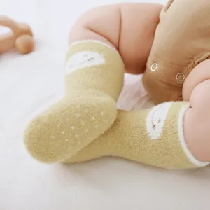 Verdickte Babys Socken für Herbst Winter, warme Anti-Rutsch-Bodensocken mit süßem Cartoon-Design.