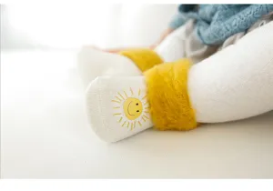 Primo piano dettagliato di calzini invernali spessi da neonato con risvolti morbidi e sole.