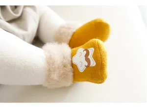 Calzini invernali spessi e caldi per neonati con toppa a stella e polsino in morbido peluche.
