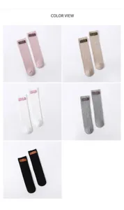 Vue détaillée de chaussettes hautes mignonnes pour enfants avec nœud en belles couleurs.