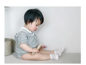 Hauchdünne atmungsaktive Mesh Babysocken Detailansicht, weiche Eisseide Sommersocken für Babys.
