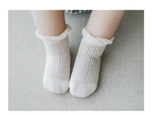 Detailansicht der ultradünnen atmungsaktiven Mesh-Babysocken mit weichem Bund im Sommer.