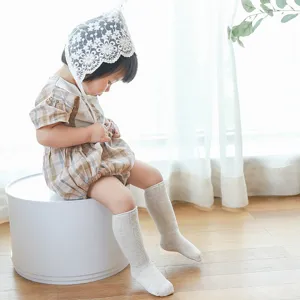 Chaussettes hautes en coton pour enfants et bebes, design mignon de chaussettes unies douces.