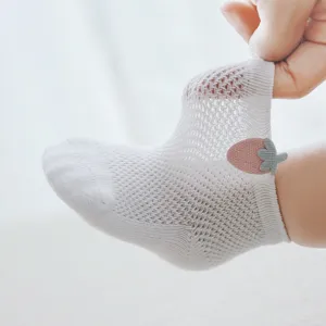 Calzini per neonati in rete di cotone traspirante con grazioso dettaglio di fragola.