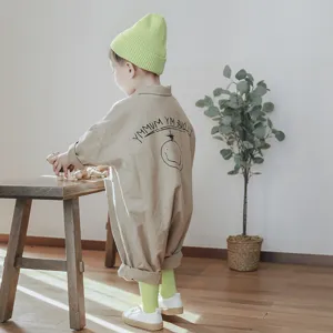 Comfortabele effen kindersokken en stijlvolle babykleding voor lente en herfst dagen.
