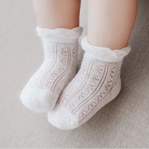 Neue Sommer Baby ultra-dünne atmungsaktive Mesh Socken mit losem Rüschenrand für Babys.