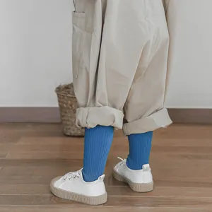 Kinderen effen kleur middenbuis sokken voor lente herfst jongens meisjes comfortabel katoen