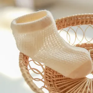Bequeme atmungsaktive Baby Mesh Sommersocken, ultradünne Neugeborene Kleinkind kurze Socken.