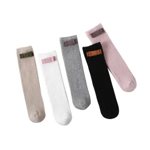 Jolies chaussettes montantes côtelées pour enfants avec nœuds mignons pour le printemps.