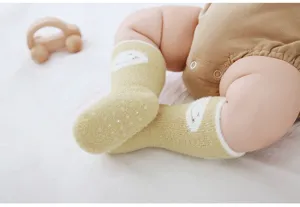 Vue détaillée de chaussettes mi-mollet épaisses et duveteuses pour bébé, douces et chaudes.