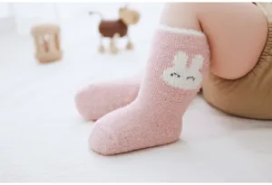 Chaussettes mi-hautes épaisses en peluche pour bébé avec un joli motif de petit lapin.