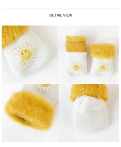 Vista dettagliata calzini neonato invernali, calze alte spesse in peluche con viso di sole.
