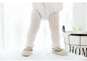 Vista dettagliata di leggings in mesh traspirante per bambini e calzini lavorati.