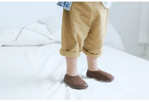 Detailansicht von Kleinkind Socken Schuhen, rutschfeste weiche Sohle aus Baumwolle für Babys.